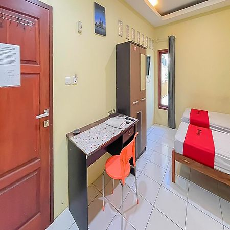 Готель Reddoorz At Wahidin Street Чиребон Екстер'єр фото