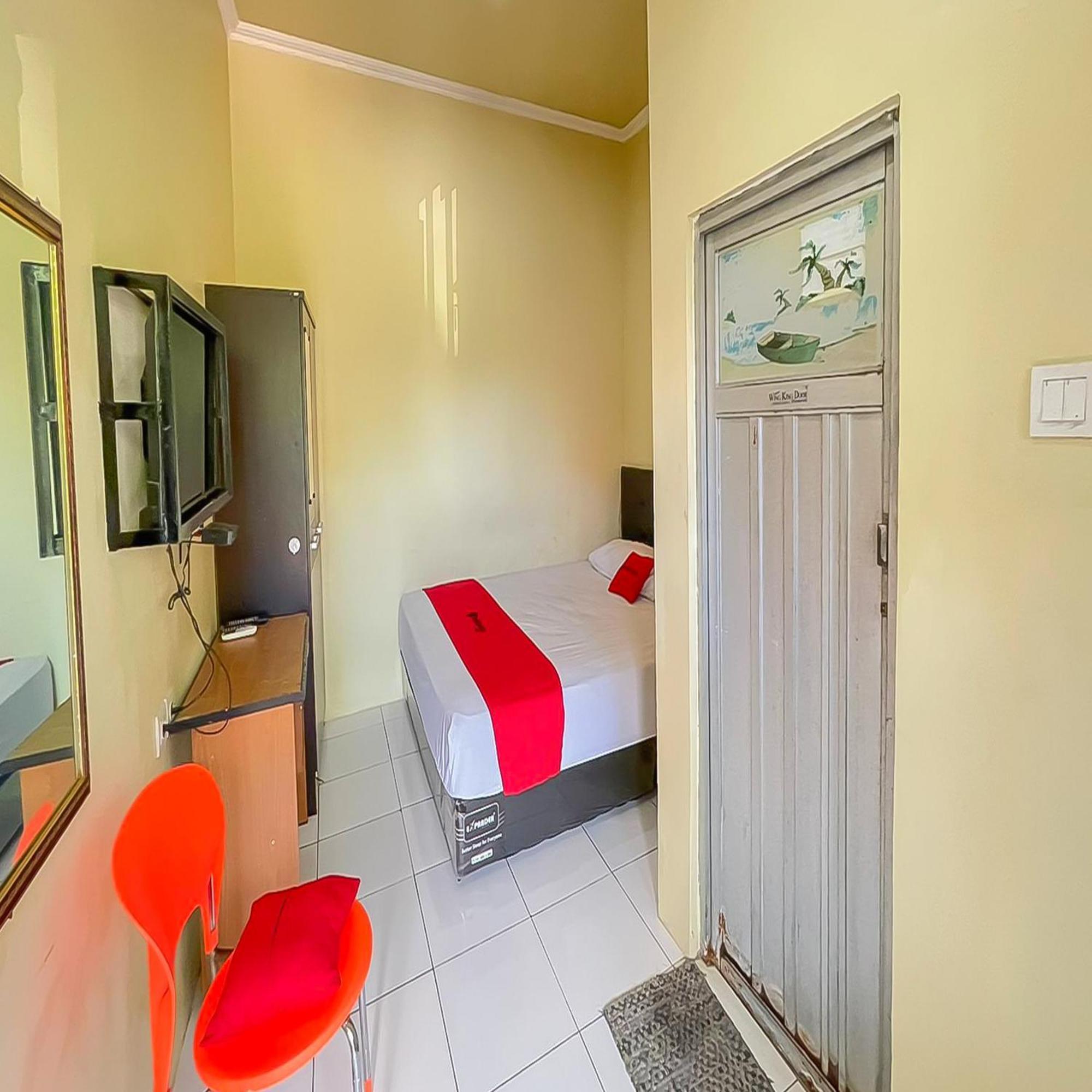 Готель Reddoorz At Wahidin Street Чиребон Екстер'єр фото