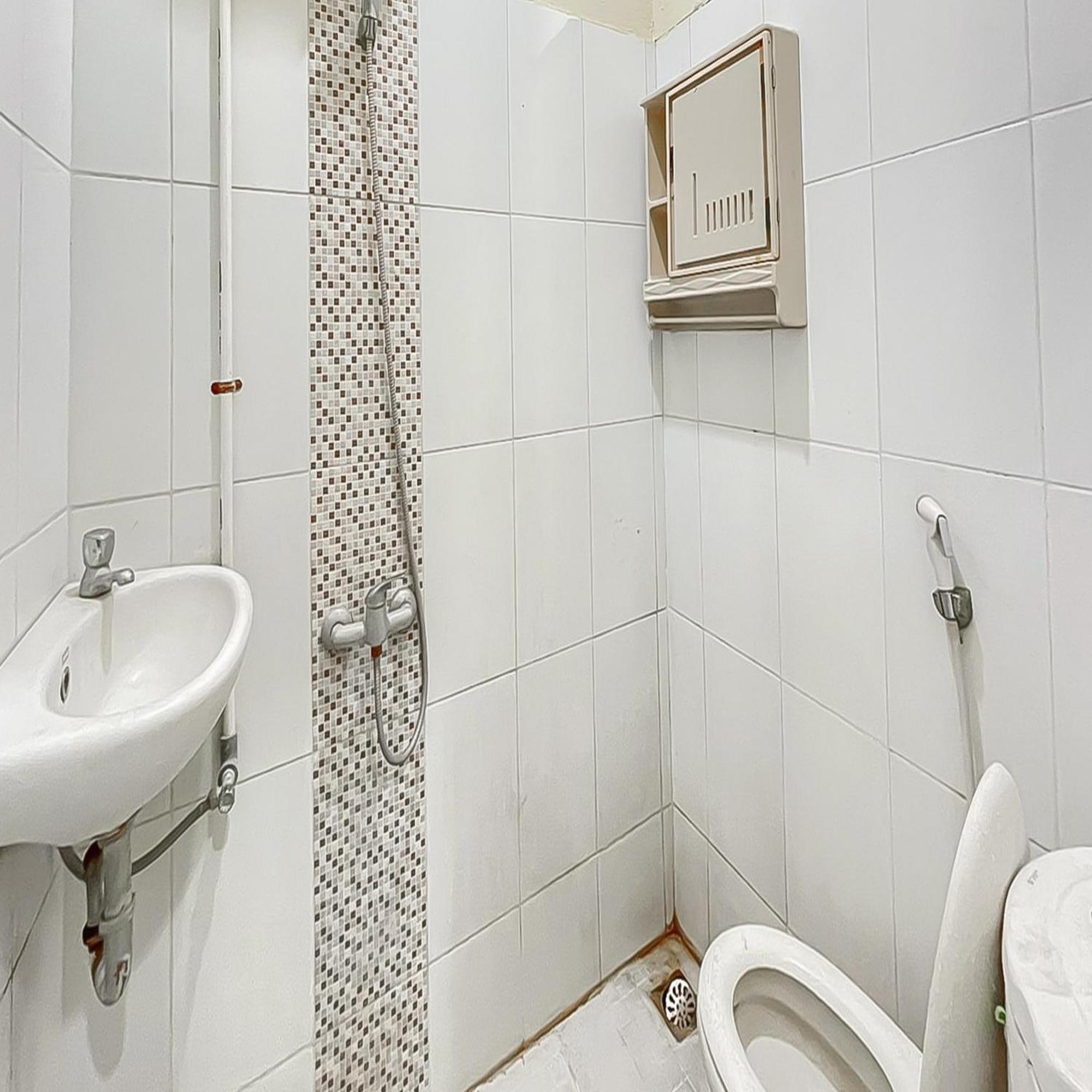 Готель Reddoorz At Wahidin Street Чиребон Екстер'єр фото